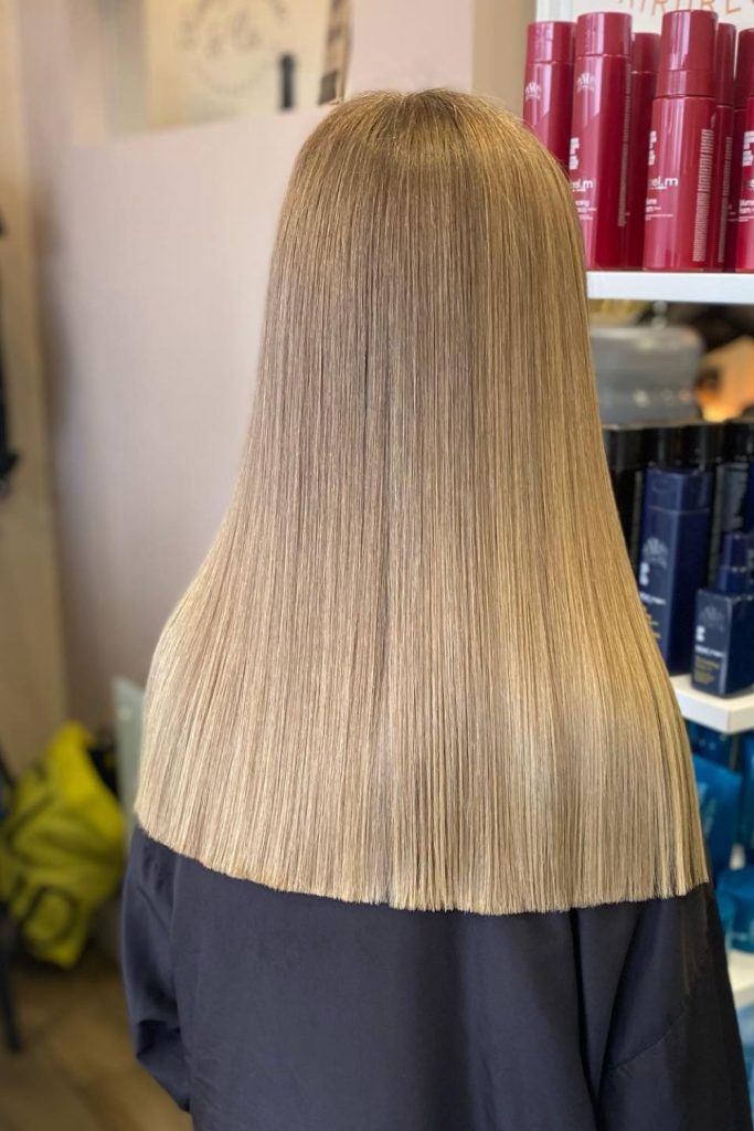 This sleek shoulder-length bob in dark brown radiates shine and sophistication—perfect for anyone who loves a polished, professional hairstyle. The smooth finish gives it a timeless appeal that works for both workdays and weekends. Save this look if you're into sleek bob haircuts or modern short hairstyles.
#SleekBob #DarkBrownHair #ShoulderLengthStyle #ShinyHair #ModernHairstyle
