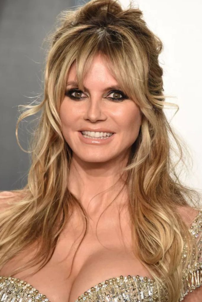 Bold and beautiful—this curly-haired woman stuns with vibrant blue eye makeup and a sharp light blue blazer. Golden earrings complete the confident, fashion-forward vibe. Add this to your bold makeup or power outfit collection!
#curlyhairdontcare #blazerstyle #boldmakeup #fashionbold #blueeyemakeup
