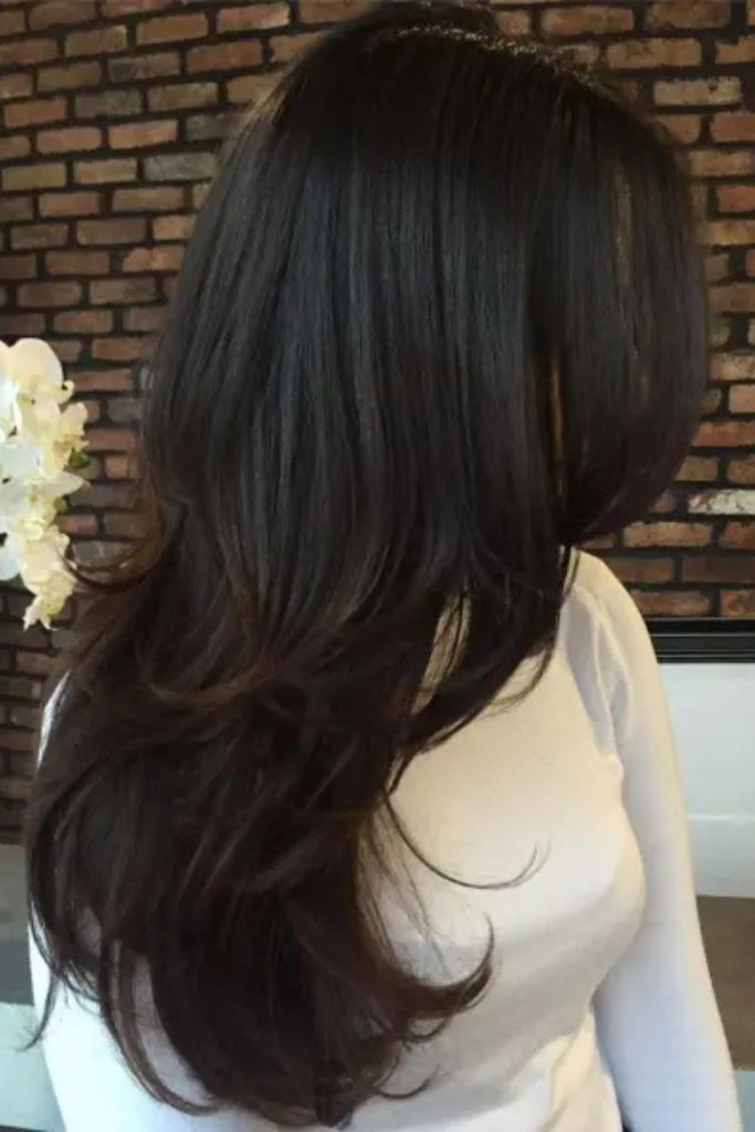 Elegant from every angle—this back view of long, layered brown hair shines against a white textured wall. A go-to reference for healthy, well-styled hair inspiration.
#brownhairlayers #glossyhair #backviewstyle #healthyhairgoals #hairstyleinspo