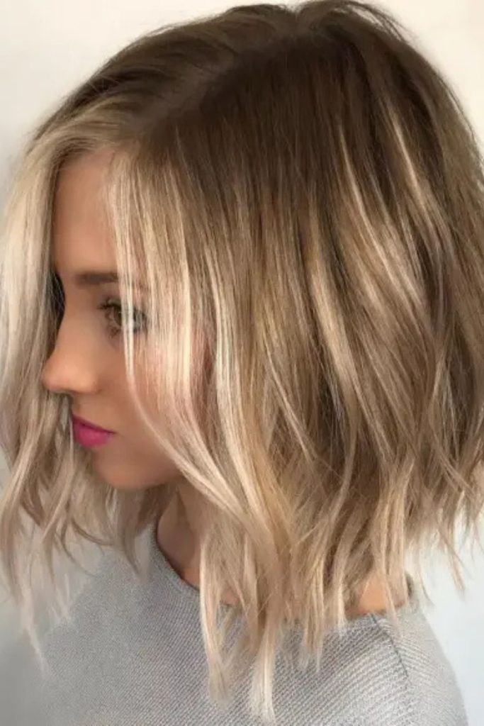 Minimalist and bold, this short dark hairstyle paired with a black tank top and gold accessories shines under natural light. It's an edgy yet soft look, ideal for those embracing clean, low-maintenance style with a hint of sophistication.
#ShortDarkHair #MinimalistHair #NaturalBeauty #EdgyStyle #BobCutVibes
