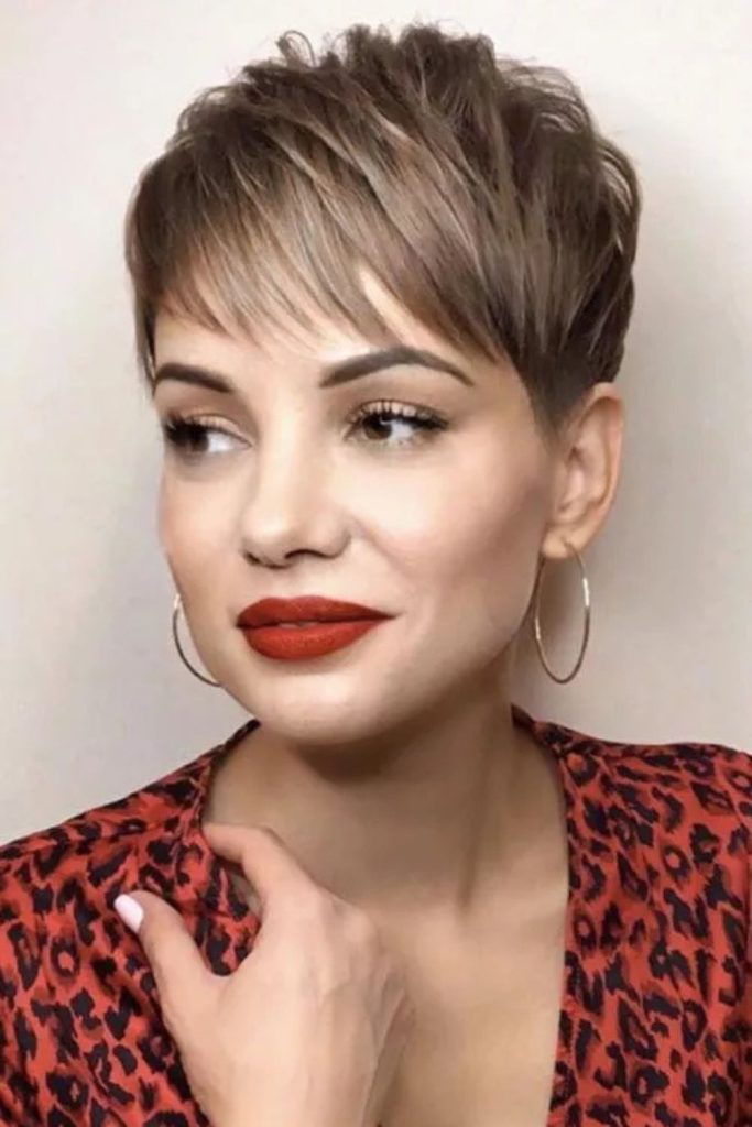 Relaxed and radiant—this wavy blonde hairstyle with a center part, paired with a white tank and gold chain, is perfect for a calm, sunlit vibe.
#wavyblondehair #relaxedlook #goldaccessories #summerhairvibes #casualstyle