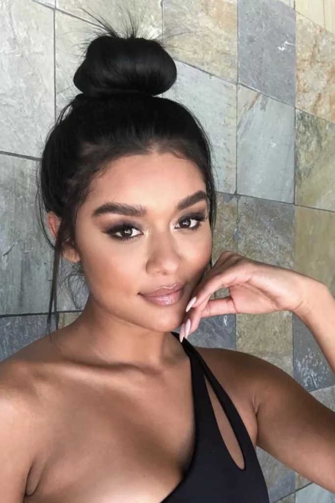 This curly high bun paired with hoop earrings and a plaid shirt is the perfect balance of chic and relaxed. The light brick wall and graffiti backdrop add a modern edge—great for curly bun hairstyle ideas or casual updo looks.
#CurlyHairBun #HighBunStyle #HoopEarringsLook #UrbanHairInspo #RelaxedUpdo
