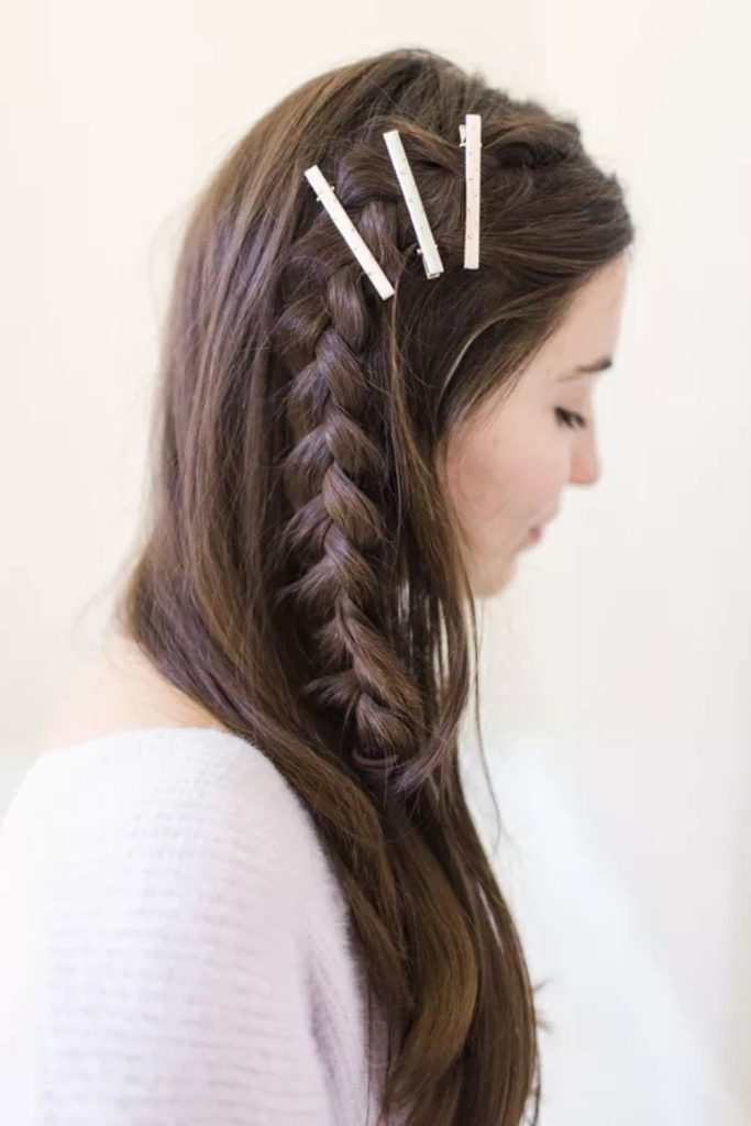 A patterned rust-colored scarf brings cozy charm to this relaxed loose bun. With blonde hair and large hoop earrings, it’s a casual-chic hairstyle perfect for autumn or laid-back days. Pin this if you love scarf hairstyles or soft bun looks!
#LooseBunStyle #ScarfHairstyle #BlondeHairVibes #CasualChicHair #FallHairInspo