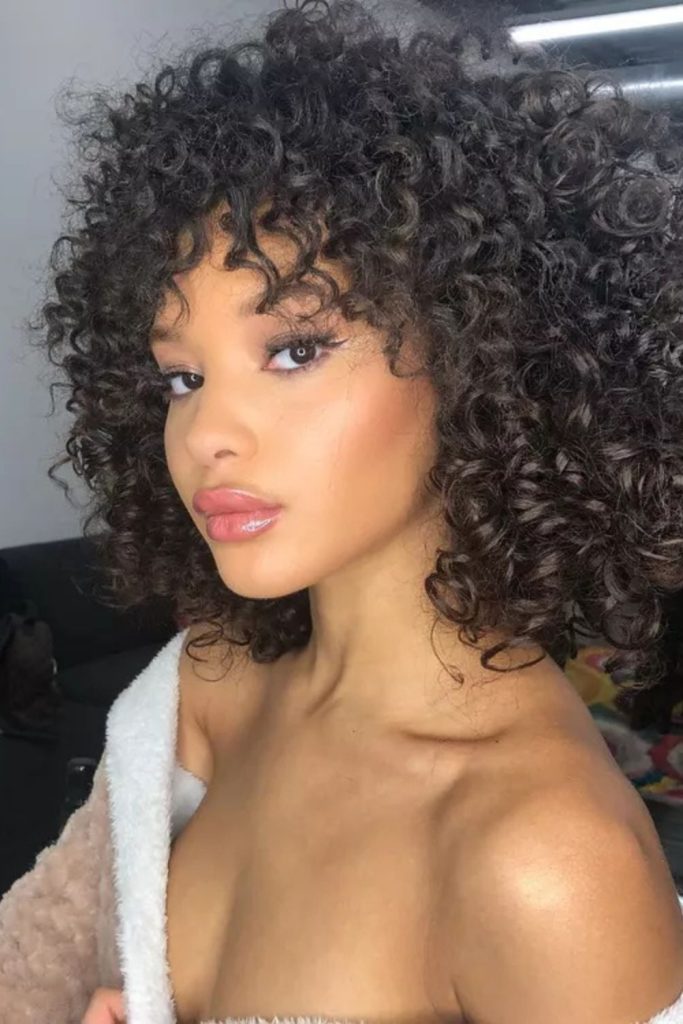 Bold and fearless—this short, layered hairstyle pairs perfectly with red lipstick and a leopard print top. Confidence in every detail.
#shorthairstyle #layeredcut #boldlook #redlipstickstyle #confidentvibes