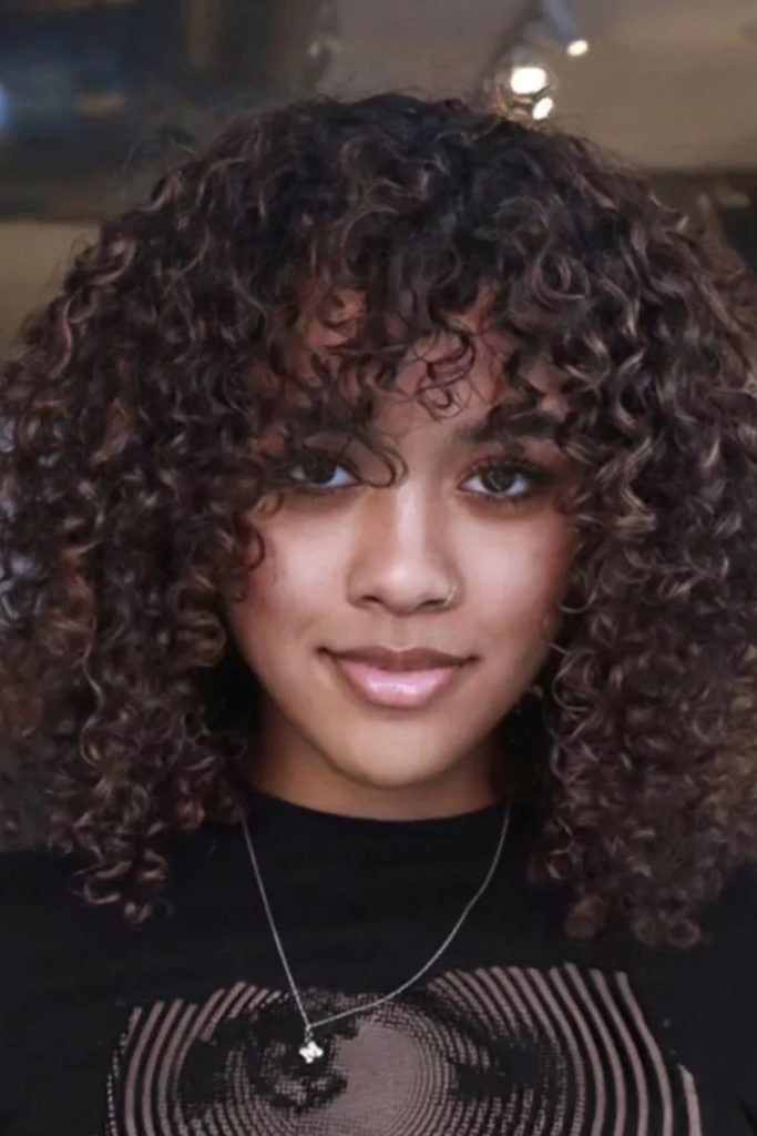 Trendy and carefree—this woman’s long dark hair, sunglasses, and white checkered shirt make for a perfect mirror selfie moment. Casual, cool, and totally pin-worthy.
#longdarkhair #casualstyle #mirrorselfie #checkeredshirtlook #stylishvibes
