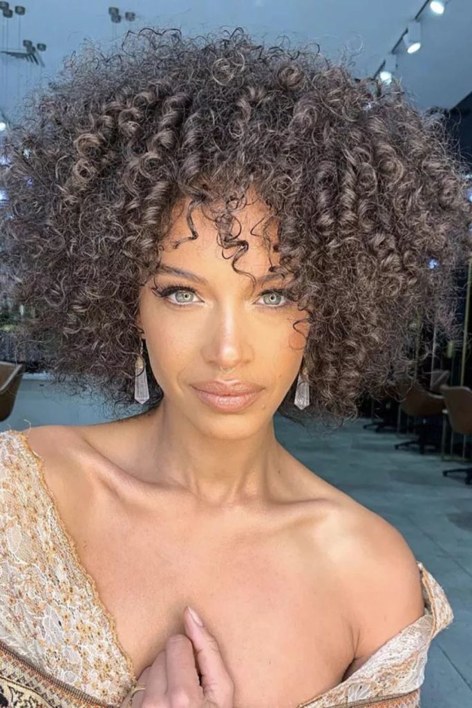 Sharp and sleek—this blunt black bob delivers sophistication and shine. A shoulder-length style for those who love clean lines and bold finishes.
#bluntbob #blackhairgoals #sleekhairstyle #polishedlook #moderncut