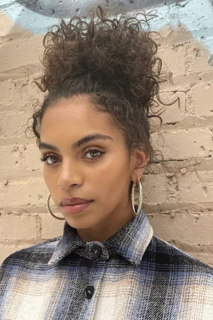 Soft lighting and cozy tones highlight this loose dark bun paired with a gray sweater and a serene gaze. It’s a dreamy, calm look—ideal for fall hair ideas, soft updos, or natural beauty inspiration.
#LooseBunHairstyle #DarkHairInspo #FallHairStyle #NaturalLook #CozyVibes
