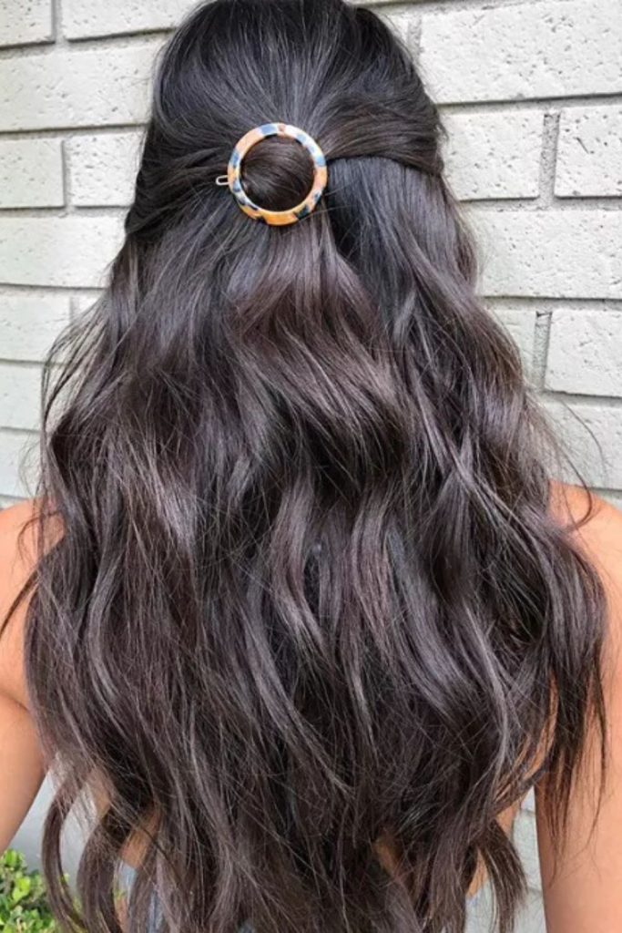 Curly hair meets glam in this confident look with pearl hairpins and a lilac off-shoulder top. The soft lighting adds a touch of glow, making it ideal for curly hairstyle inspiration with a feminine twist.
#CurlyHairStyle #PearlHairPins #LilacLook #ElegantCurls #ChicHairAccessories