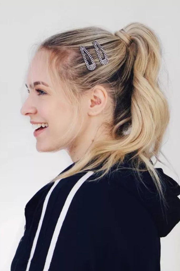 This sleek dark ponytail paired with bold orange floral earrings gives off casual cool energy. Captured mid-touchup by a makeup artist, it’s the perfect mix of relaxed and polished. Ideal for ponytail styles and summer accessory ideas.
#DarkPonytail #FloralEarrings #HairTouchup #CasualHairInspo #PonytailLook