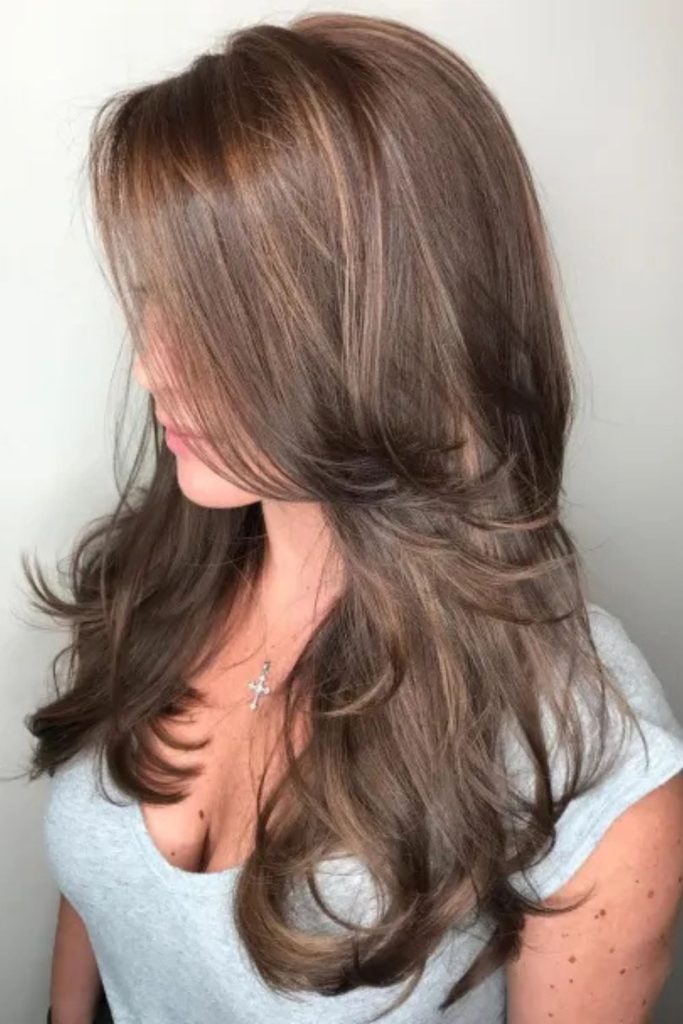 Timeless layers and soft shine—this long brown hairstyle exudes elegance and care with every strand. A neutral backdrop highlights the hair’s glossy texture and soft flow.
#layeredbrownhair #longhairstyle #naturalshine #elegantlook #haircareinspo