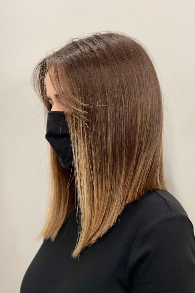 Sharp, straight, and beautifully blonde—this back-view salon shot captures a sleek haircut that’s perfect for making a bold statement. With salon shelves in the backdrop, it’s a great pin for straight blonde hair ideas and haircut inspiration.
#BlondeHaircut #SleekHair #SalonStyle #StraightHairInspo #ModernCut

