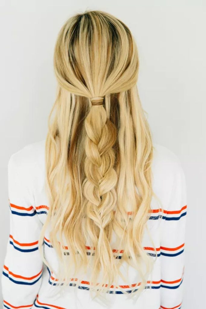 This blonde half-up fishtail braid flowing into loose waves is your new go-to for relaxed, summery vibes. Styled with a striped top, it’s ideal for casual days with a touch of flair. Great for beachy hairstyles, fishtail braid inspo, or effortless waves.
#FishtailBraid #BlondeWaves #HalfUpHairdo #CasualHairInspo #BraidedBeauty