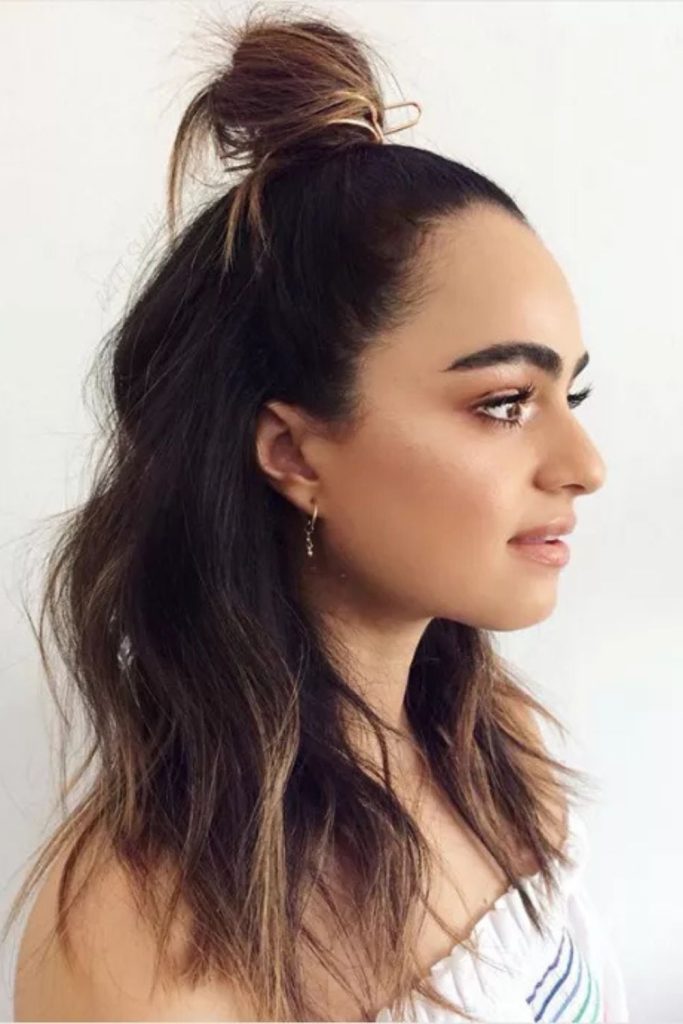 Add a romantic touch to your look with this side braid hairstyle, featuring long brown hair adorned with delicate white hairpins. Paired with a soft sweater, this elegant style is perfect for casual or semi-formal days. A beautiful idea for braided hairstyles, long hair inspo, or feminine hair accessories.
#SideBraid #ElegantHairstyle #BrownHairInspo #HairPinsStyle #BraidedLook