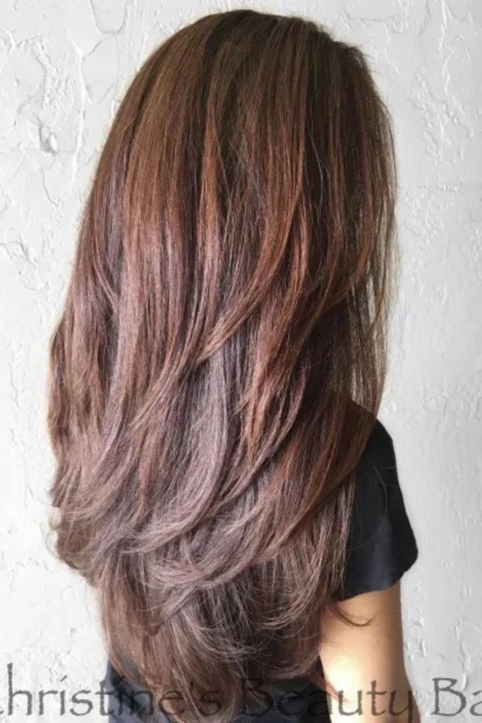 Effortlessly cozy and chic—this woman’s long, silky dark hair and white sweater blend beautifully with a brick wall and soft floral decor. A perfect look for fall or winter hair inspiration.
#longdarkhair #cozylook #whiteoutfit #brickwallaesthetic #hairinspo