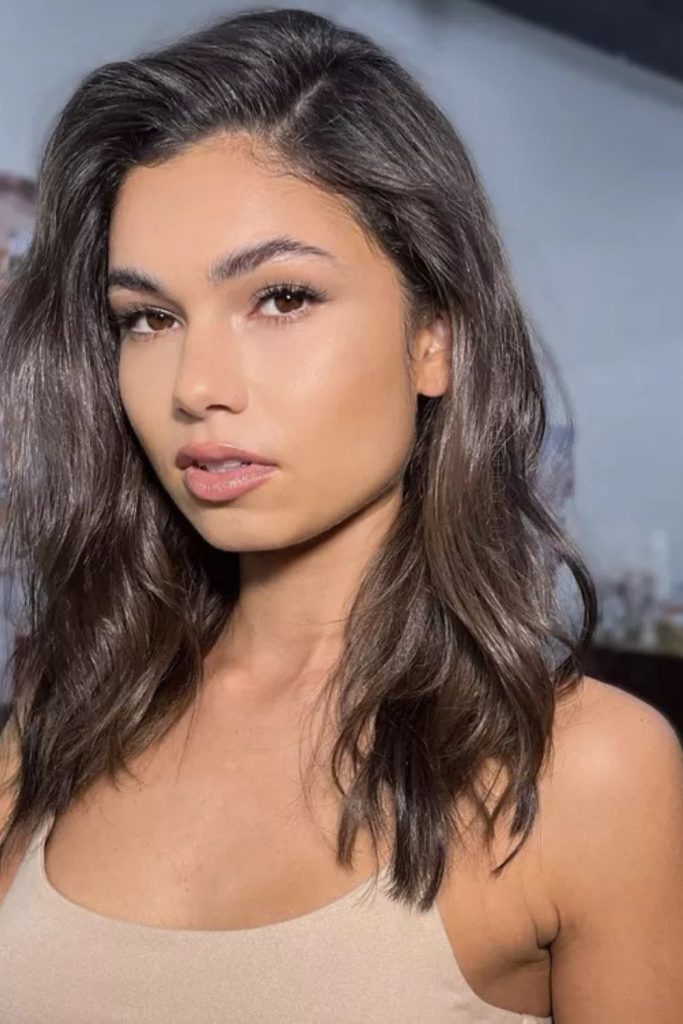 Bold and beautiful—this young woman in a pink blazer stuns with voluminous waves and fierce confidence. A chic hairstyle for modern fashion lovers.
#wavyhairstyle #pinkblazerstyle #modernchic #confidentlook #voluminoushair
