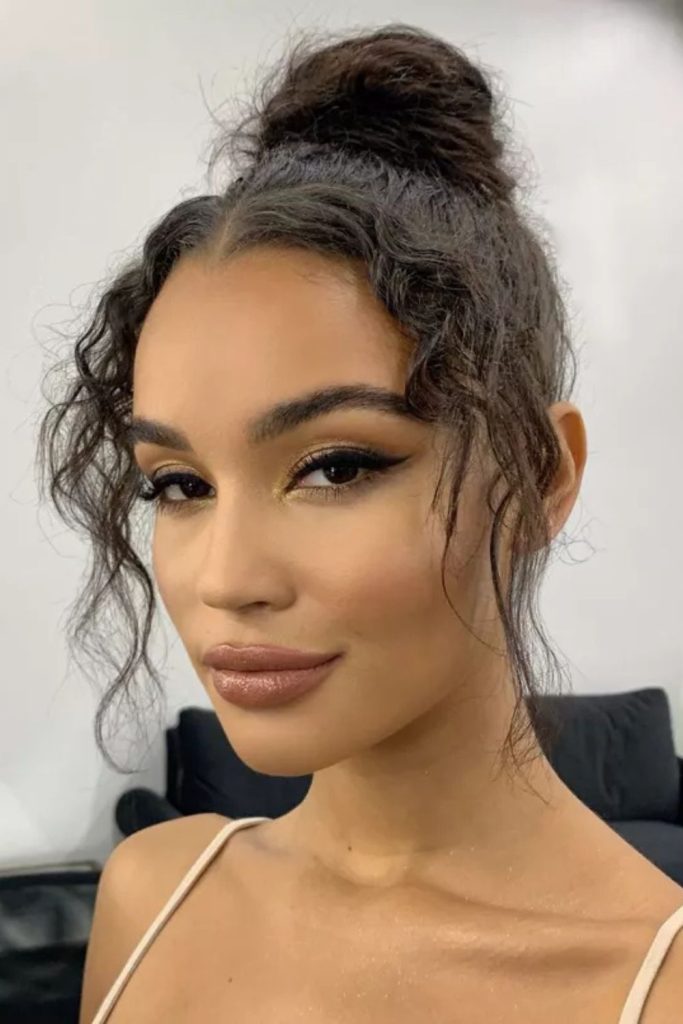 Simple and chic, this blonde loose bun tied with a sleek black ribbon adds instant polish. It’s a go-to look for minimalist fashion lovers and soft elegant hairstyles. Pin it for easy elegance and ribbon hair inspiration.
#BlondeLooseBun #RibbonHairstyle #ChicUpdo #MinimalHairLook #SoftElegance
