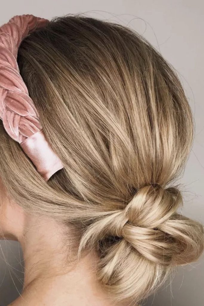 This high curly bun with bold eyeliner and nude lips brings a polished, confident vibe to any day. Simple yet striking, it’s a must-save for glam bun hairstyles and statement makeup looks.
#CurlyHighBun #GlamHairstyle #BoldMakeupLook #StatementStyle #UpdoInspo
