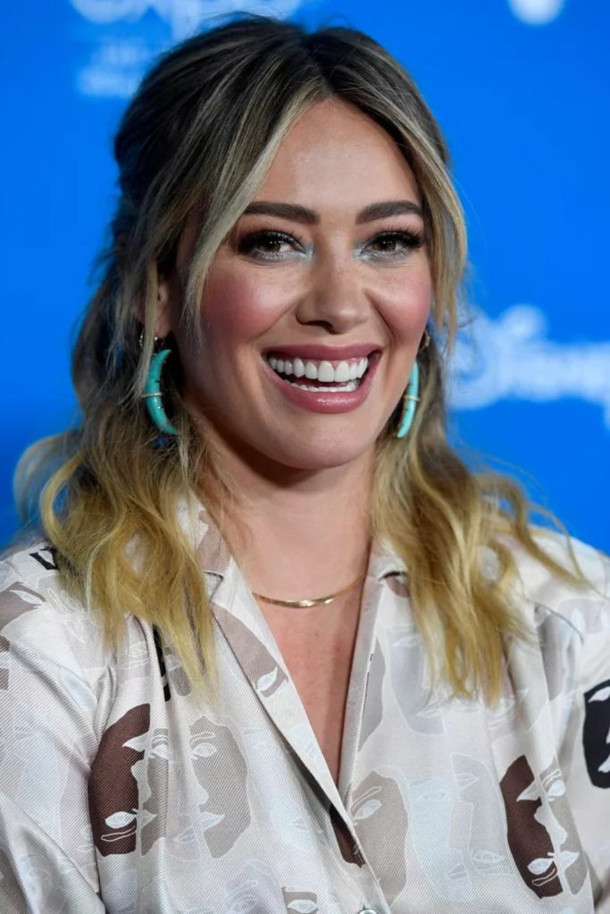 Vibrant and full of personality—this woman’s wavy blonde hair, turquoise earrings, and artistic beige shirt create a fresh, modern vibe. A perfect mix of boho and chic style. Pin it now for your fashion and hairstyle inspiration board!
#modernboho #blondewaves #statementearrings #casualstyle #fashioninspo
