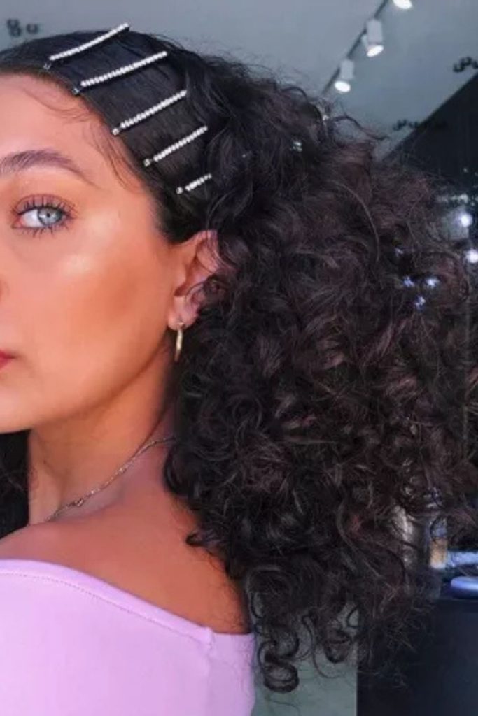 Joyful and stylish, this ponytail with rhinestone hair clips brings sparkle to a casual outfit. Blonde hair paired with a black hoodie makes this an easy yet fun look to recreate. Perfect for ponytail hairstyle ideas, casual glam, or clip-in hair accessories.
#PonytailStyle #BlondeHairInspo #CasualHairstyle #HairClips #EverydayGlam