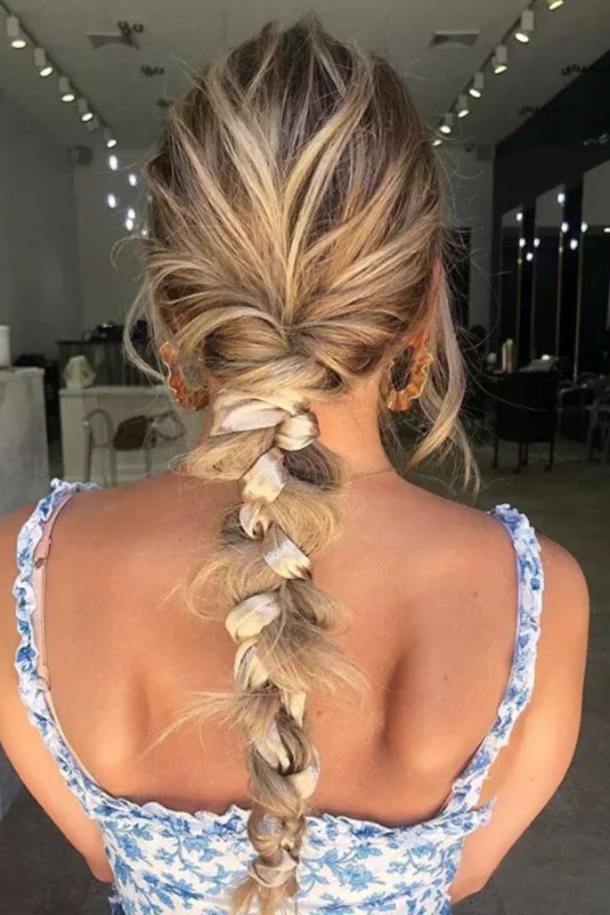 This wavy half-up hairstyle with a colorful hair clasp blends effortless style with everyday charm. Set against a light brick wall, it’s the perfect casual hair idea for dark brown hair. Pin it for inspiration on half-up hairstyles and relaxed wavy looks.
#HalfUpHair #WavyHairstyle #HairClaspStyle #CasualHairIdeas #BrownHairLooks