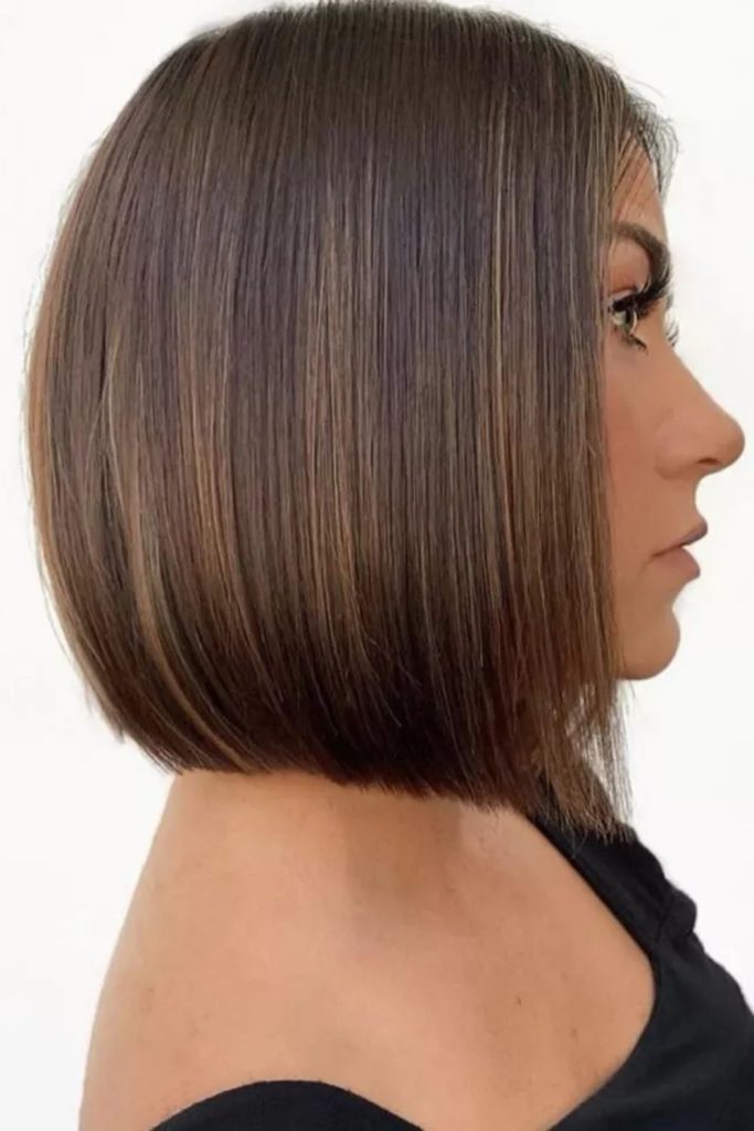 Short blonde layers meet sparkle—this close-up shows a chic haircut styled with a rhinestone hair clip, radiating modern elegance.
#shortblondehair #layeredhaircut #hairaccessories #elegantstyle #hairstyleinspo