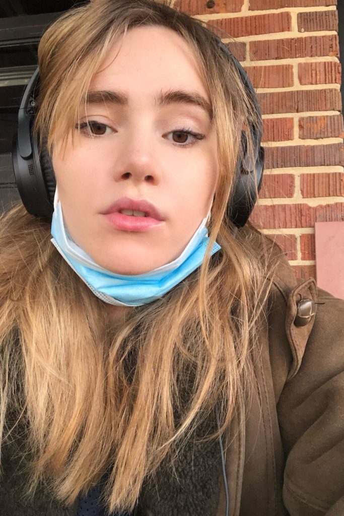 Soft lighting and warm tones highlight this short brown hairstyle paired with a black sweater sprinkled with gold. The calm expression and bokeh background create a cozy, winter-ready mood—ideal for short hairstyle inspiration and seasonal style boards.
#ShortBrownHair #CozyStyle #WinterHairInspo #SoftLighting #NaturalVibes
