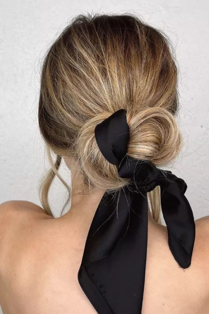 This low blonde bun with a pearl-embellished pink headband gives off casual elegance with a soft, refined touch. It’s perfect for weddings, brunch, or everyday glam. Save this for low bun hairstyles and classy hair accessories!
#LowBunStyle #BlondeHairInspo #PearlHeadband #ElegantLook #HairAccessoryIdeas
