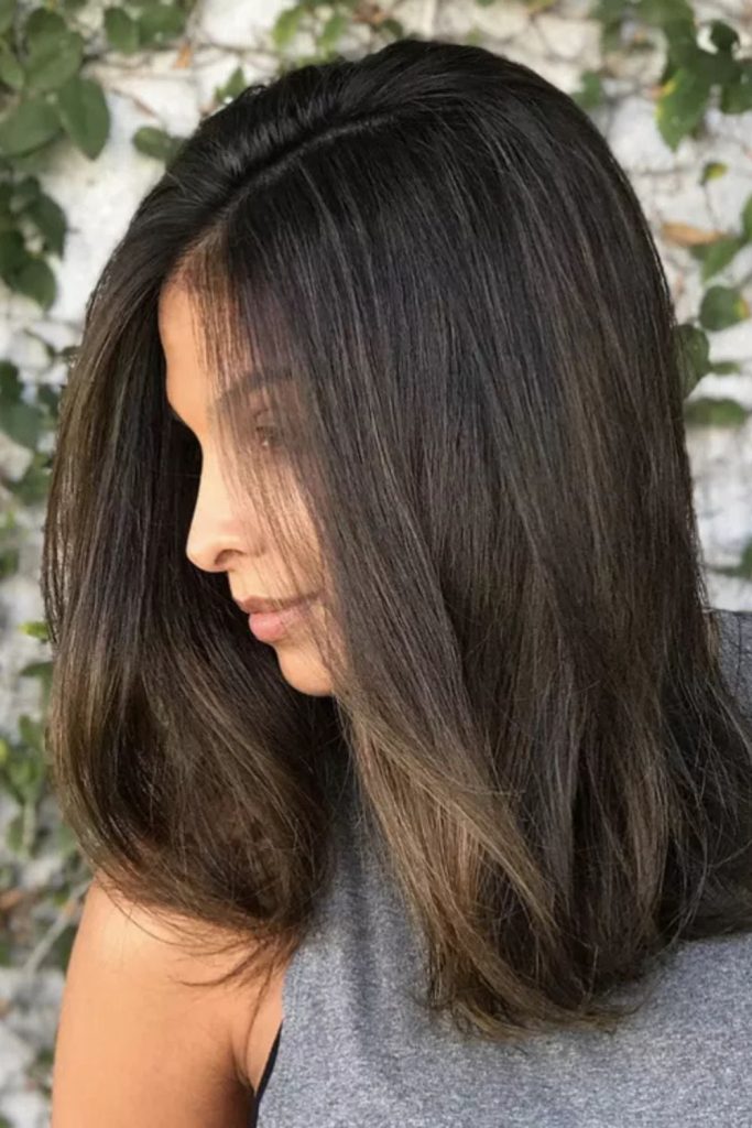 Confident and calm—this portrait features wavy brown hair and neutral makeup paired with a light beige top. A polished look with timeless appeal.
#wavybrownhair #neutrallook #portraitstyle #elegantvibes #beautyinspo
