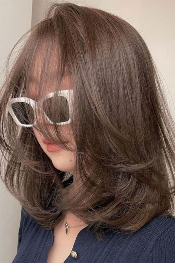 This dark brown chin-length bob with subtle highlights captures the essence of effortless style and charm. A gentle smile and soft background add warmth to this classic look—perfect for natural short hairstyle inspiration.
#DarkBrownHair #SubtleHighlights #ChinLengthHaircut #NaturalLook #BobInspo
