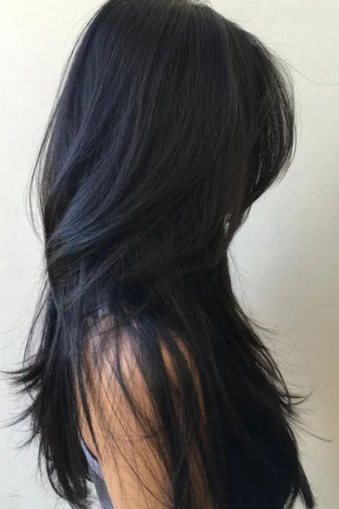 Lush and lovely—this dark brown wavy hair styled in loose curls offers a graceful contrast to the crisp white shirt. A beautiful back view for effortless hair inspo.
#darkbrownhair #loosewaves #curlyhairstyle #hairstylefromback #glossyhair