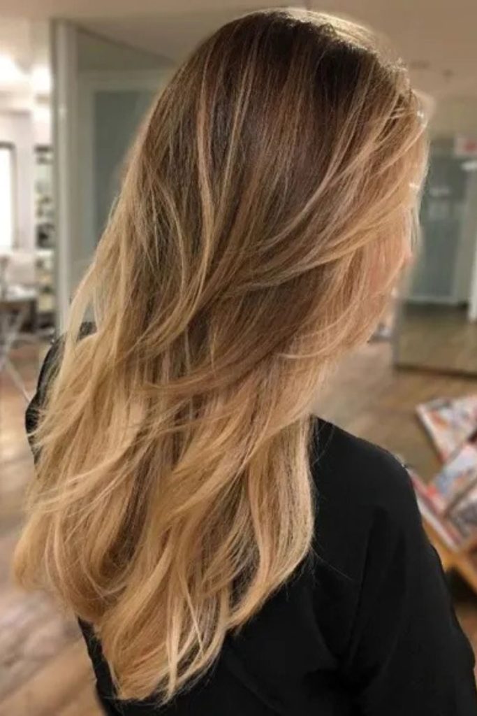 Salon-fresh elegance—this wavy blonde ombré hair glows in a warm, neutral-toned salon setting. Ideal for those seeking soft color transitions and classy waves.
#ombrehair #blondewaves #salonhairstyle #neutraltones #elegantlook