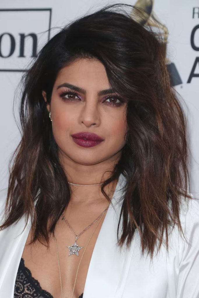 Sharp and sophisticated—this confident look in a pinstripe suit and knotted top blends classic menswear vibes with modern flair. Ideal for power dressing or gender-neutral fashion inspiration.
#pinstripesuit #modernstyle #neutralfashion #powerlook #confidentwear
