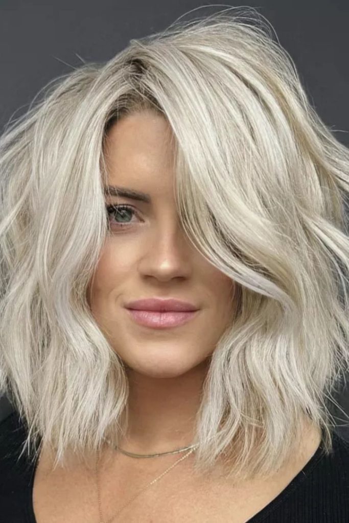 Soft, natural beauty—this back view of shoulder-length brown hair with subtle highlights showcases an effortlessly elegant, lived-in look.
#naturalhighlights #shoulderlengthwaves #hairstylefromback #subtlebeauty #effortlesslook
