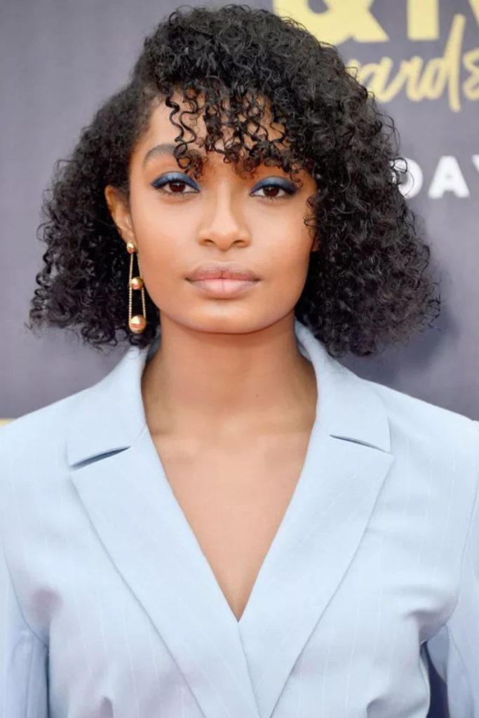 A pop of color and a wave of confidence—this cheerful woman in a red dress and brown waves is giving timeless charm. Ideal for anyone who loves warm tones and radiant expressions. Save it to your confident woman or outfit inspo board!
#reddressstyle #wavybrownhair #happylook #confidentvibes #fashionmood
