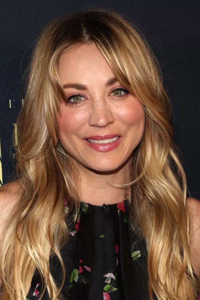 Classic beauty with a modern edge—this black strapless top paired with a dainty cross necklace creates a refined, confident vibe. Great for those looking for minimal accessories and bold makeup combos. Add this timeless look to your fashion mood board!
#minimalfashion #blacktopstyle #classylook #beautyinspiration #necklacetrend
