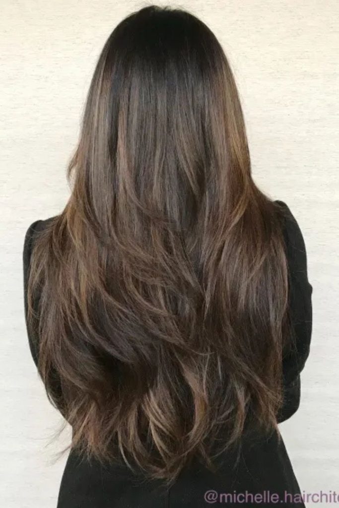 Soft, voluminous waves—this blonde hairstyle with highlights flows beautifully over a blue top. A clean, fresh look perfect for everyday elegance or summer style boards.
#wavyblondehair #hairwithhighlights #voluminouswaves #blondestyle #softhairstyle