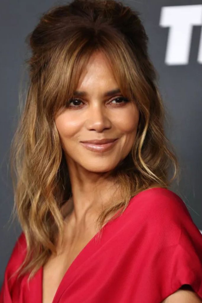 Effortlessly cheerful and stylish—this shoulder-length brown hair and striped top combo is perfect for everyday fashion goals. Her gold necklace adds the perfect touch of shine. Save this relaxed look for casual outfit inspiration.
#casualfashion #brownhairstyle #stripedtop #everydaylook #cheerfulstyle
