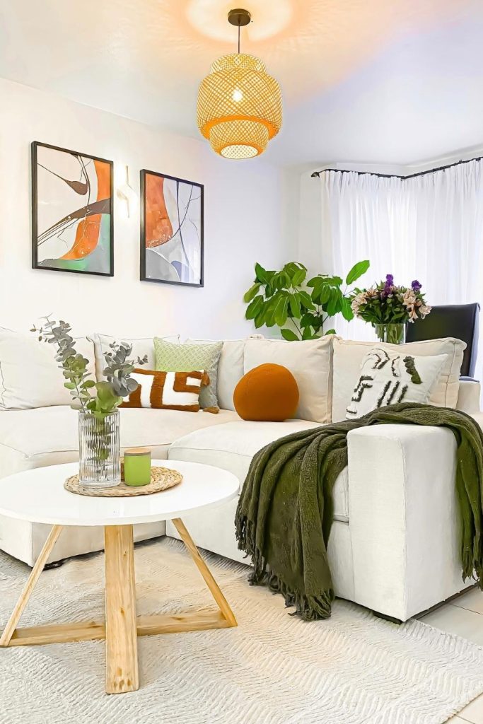 This white sectional living room is cozy and colorful, with green throws, indoor plants, and abstract art bringing in fresh, happy energy. Perfect for modern, nature-inspired homes.
#WhiteSofaStyle #IndoorPlants #ModernCozy #ColorfulCushions #LivingRoomInspiration