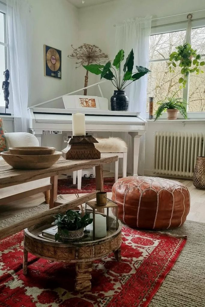 This unique cozy room features a white piano, rustic accents, candles, and leafy green plants. It’s equal parts music room and stylish retreat.
#CozyRoomDecor #PianoCorner #RusticVibes #GreenPlants #CreativeSpaces