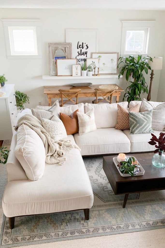 With patterned pillows, framed art, and soft textures, this cream sectional living room radiates cozy charm. Add a warm candle and plant, and you’re ready to relax.
#CreamSofaStyle #CozyInteriors #PatternedPillows #FramedArt #StayHomeVibes