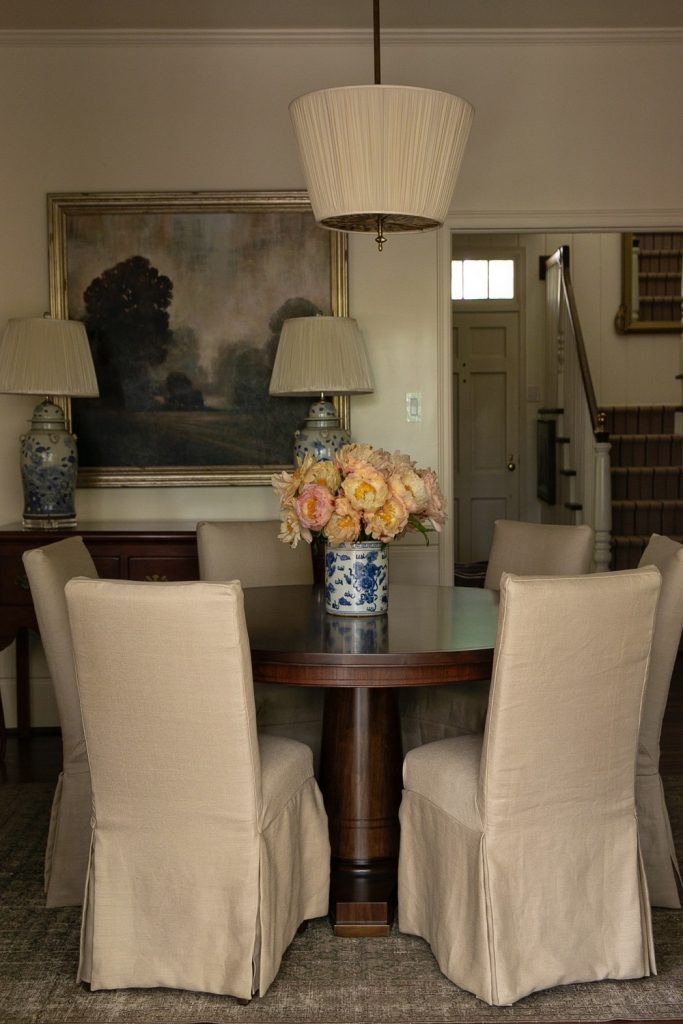 Bright and calming, this elegant dining room features a round wooden table, slipcovered chairs, and a floral centerpiece. Serene art and soft lighting create a timeless, cozy vibe, perfect for classic dining rooms, farmhouse interiors, and cozy home style. Save this elegant dining look today!
#ElegantDiningRoom #DiningRoomDesign #CozyHome #DiningRoomIdeas